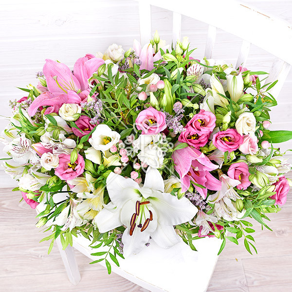 Изысканная аристократка - корзинка с лилиями, эустомой и альстромерией